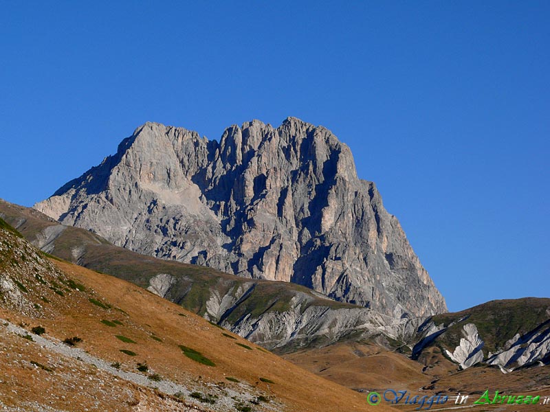 08-P1070503+.jpg - 08-P1070503+.jpg - Il versante aquilano del "Corno Grande" (2.912 m.), la vetta più alta degli Appennini.